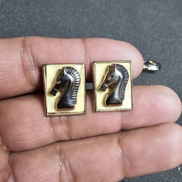 Vintage Swank Horse Head Mother Of Pearl Gold Tone Cufflink Set And Tie Bar show - Picture 5 of 5